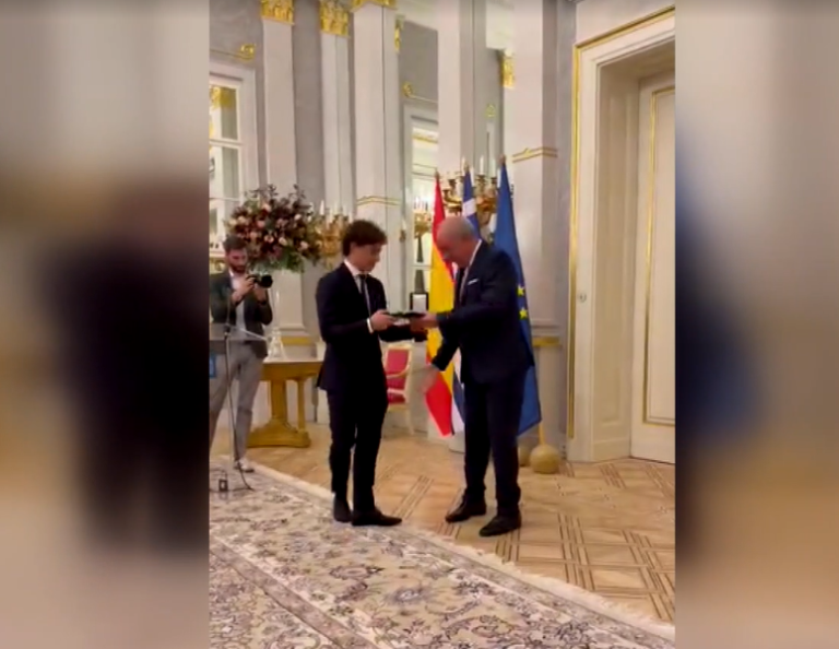 Θεσσαλονίκη: Βραβεύτηκε Έλληνας σέρφερ με το Χρυσό Μετάλλιο Τιμής από τον Πρόεδρο της Ουγγαρίας