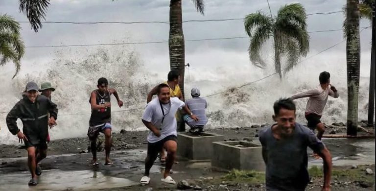 Κατολισθήσεις και πλημμύρες στις Φιλιππίνες από τον φονικό τυφώνα – Πελώρια κύματα  σε 130 χωριά (βίντεο)
