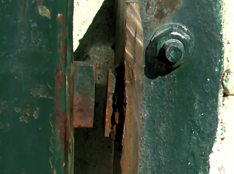 Βόλος: Άγνωστοι σφράγισαν με ηλεκτροσυγκόλληση την είσοδο σχολείου στην Αργαλαστή- Φθορές και στο εσωτερικό του σχολικού συγκροτήματος