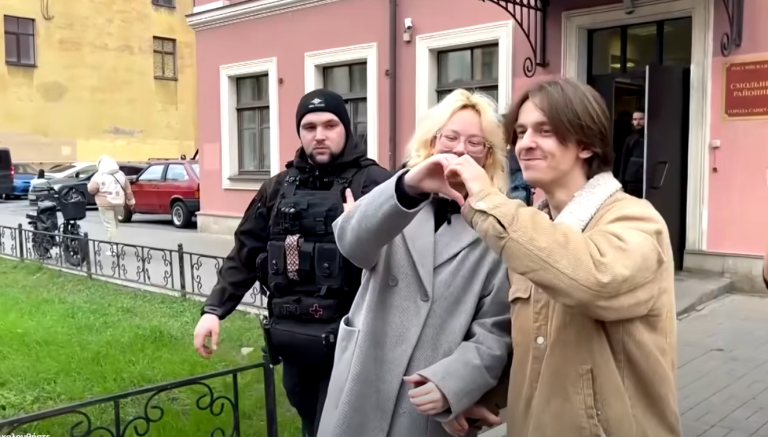 Ρωσία: Νεαροί μουσικοί φεύγουν από τη χώρα μετά τη φυλάκιση για πολιτικά τραγούδια