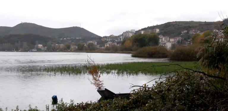 Ευεργετικές οι βροχοπτώσεις των τελευταίων ημερών για τη λίμνη της Καστοριάς – Ανέβηκε η στάθμη κατά 18 εκατοστά