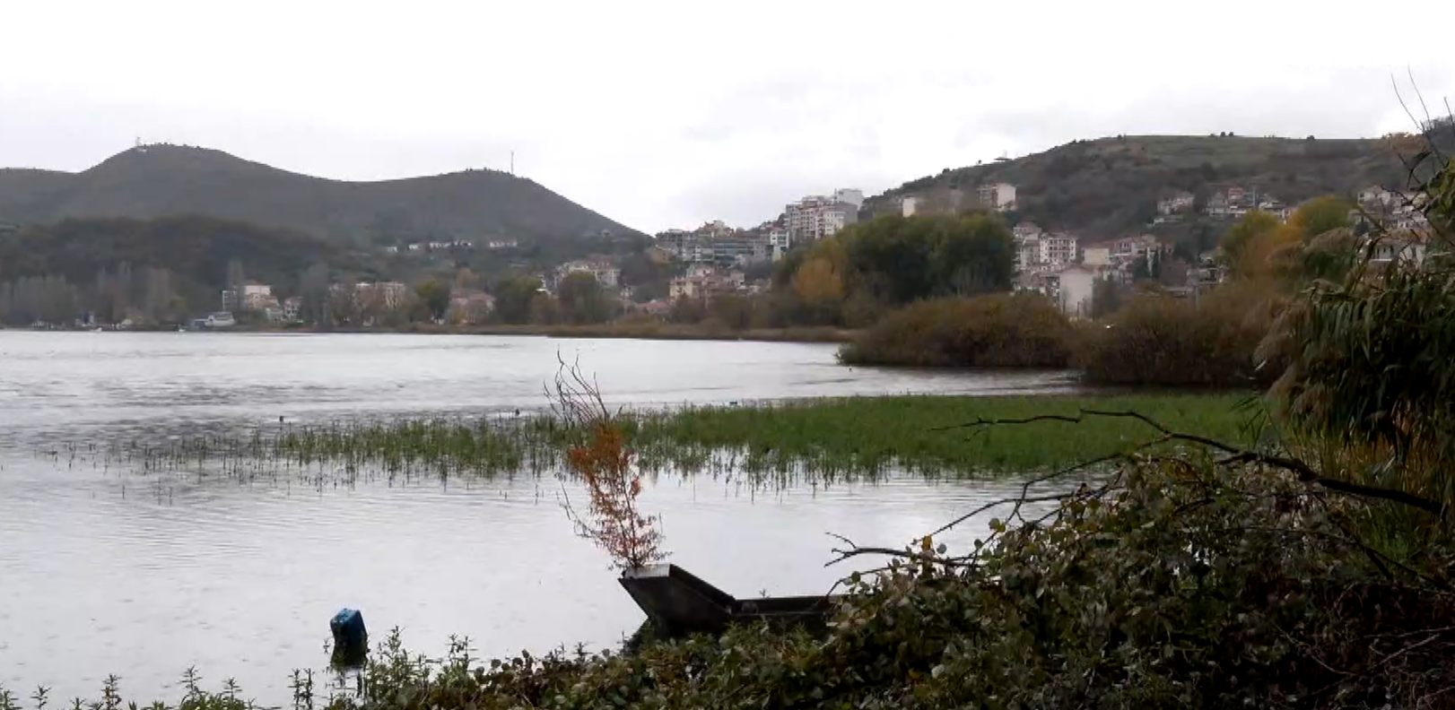 Ευεργετικές οι βροχοπτώσεις των τελευταίων ημερών για τη λίμνη της Καστοριάς – Ανέβηκε η στάθμη κατά 18 εκατοστά