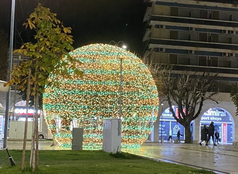 Στολίζεται η Τρίπολη για την υποδοχή των εορτών
