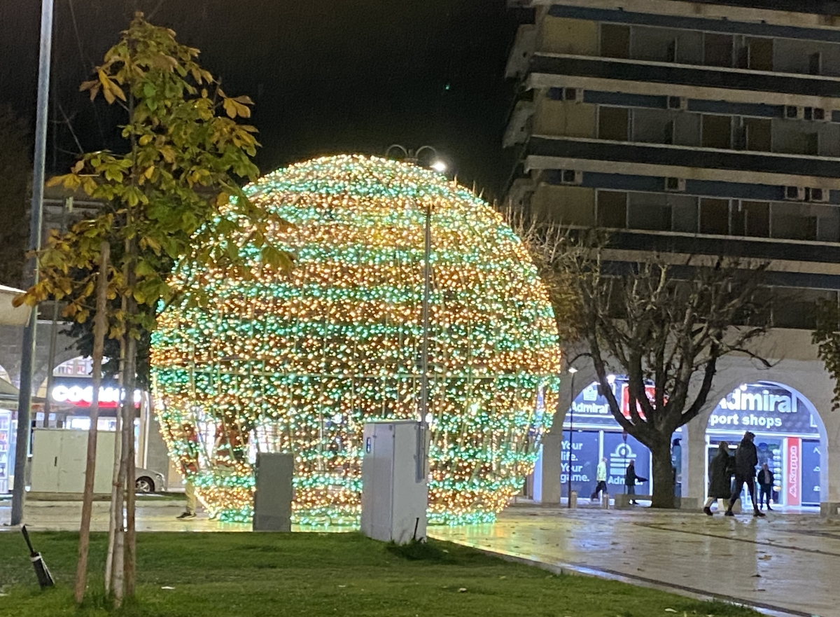 Στολίζεται η Τρίπολη για την υποδοχή των εορτών