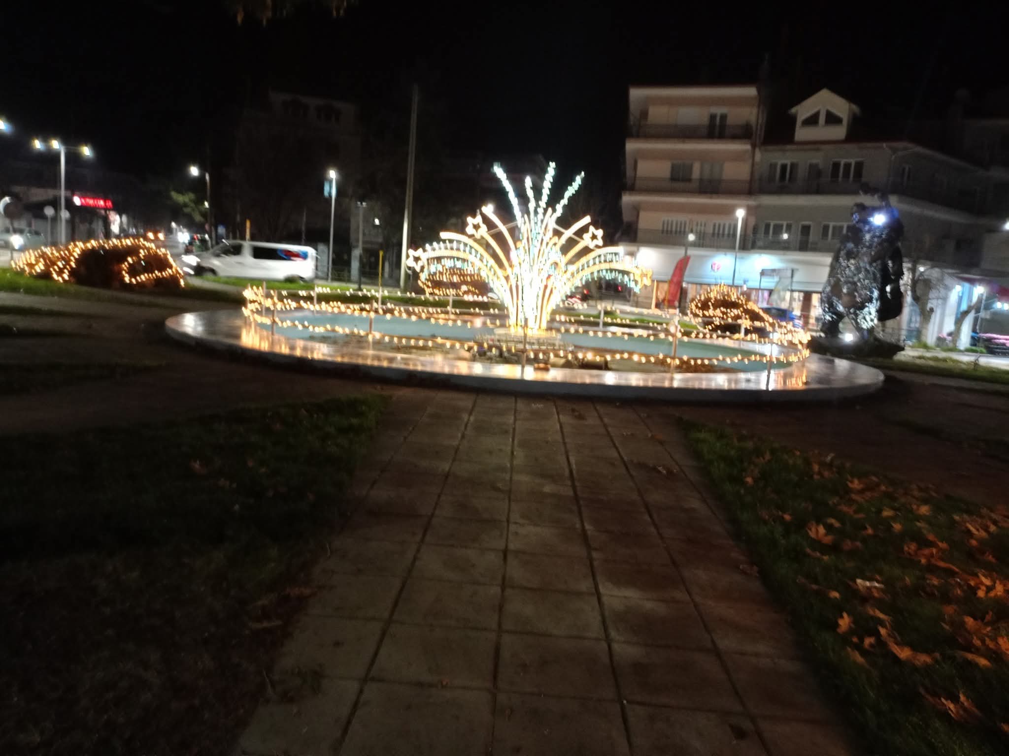 Φλώρινα: Η Πόλη φόρεσε τα γιορτινά της – Ετοιμασίες για τις φωτιές