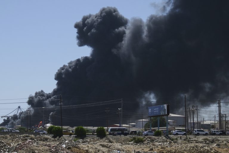 Σουδάν: Άμαχοι τρώνε ζωωοτροφές και πίνουν νερό της βροχής για να επιβιώσουν – Οι παραστρατιωτικές ΔΤΥ συμφώνησαν με την πρόταση για κατάπαυση του πυρός