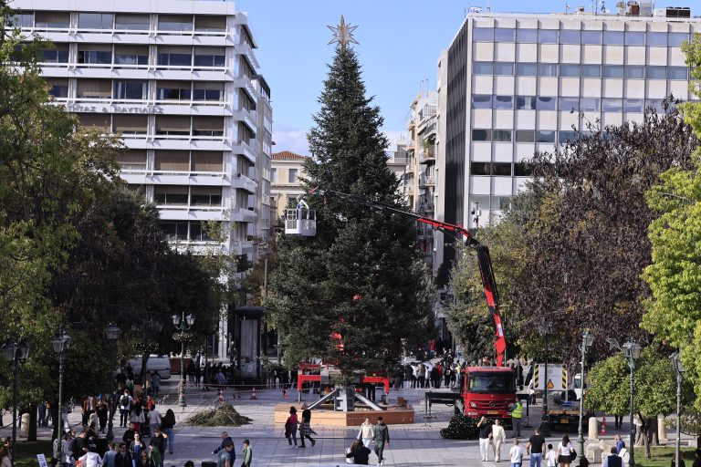 Φωταγωγείται την Πέμπτη το χριστουγεννιάτικο δέντρο της Αθήνας στο Σύνταγμα