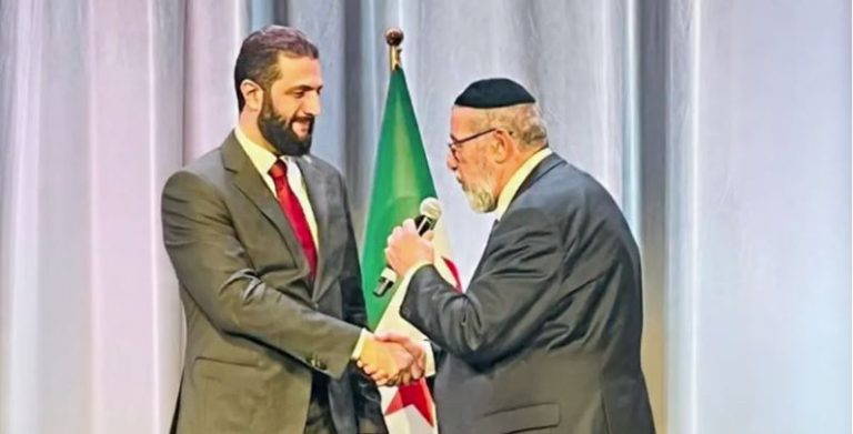 Σύρος Ραβίνος ευλογεί τον αλ-Σαράα στην Ουάσιγκτον