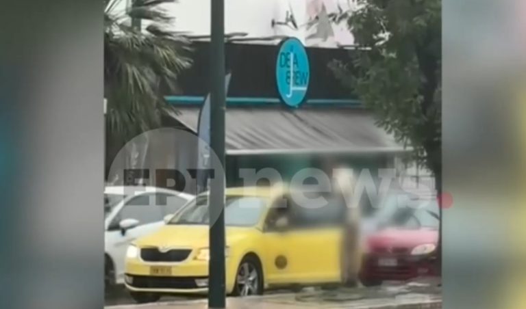 Αποκλειστικές εικόνες: Καβγάς στη μέση του δρόμου υπό καταρρακτώδη βροχή