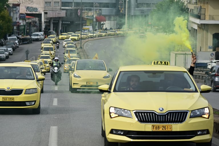 Σε εξέλιξη η 48ωρη απεργία των ταξί στην Αττική – Αυτοκινητοπομπή προς το Υπουργείο Μεταφορών