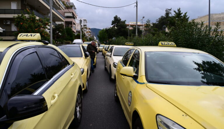 Λήγει στις 06:00 η απεργία των ταξί μετά τη συνάντηση με τον Κυρανάκη