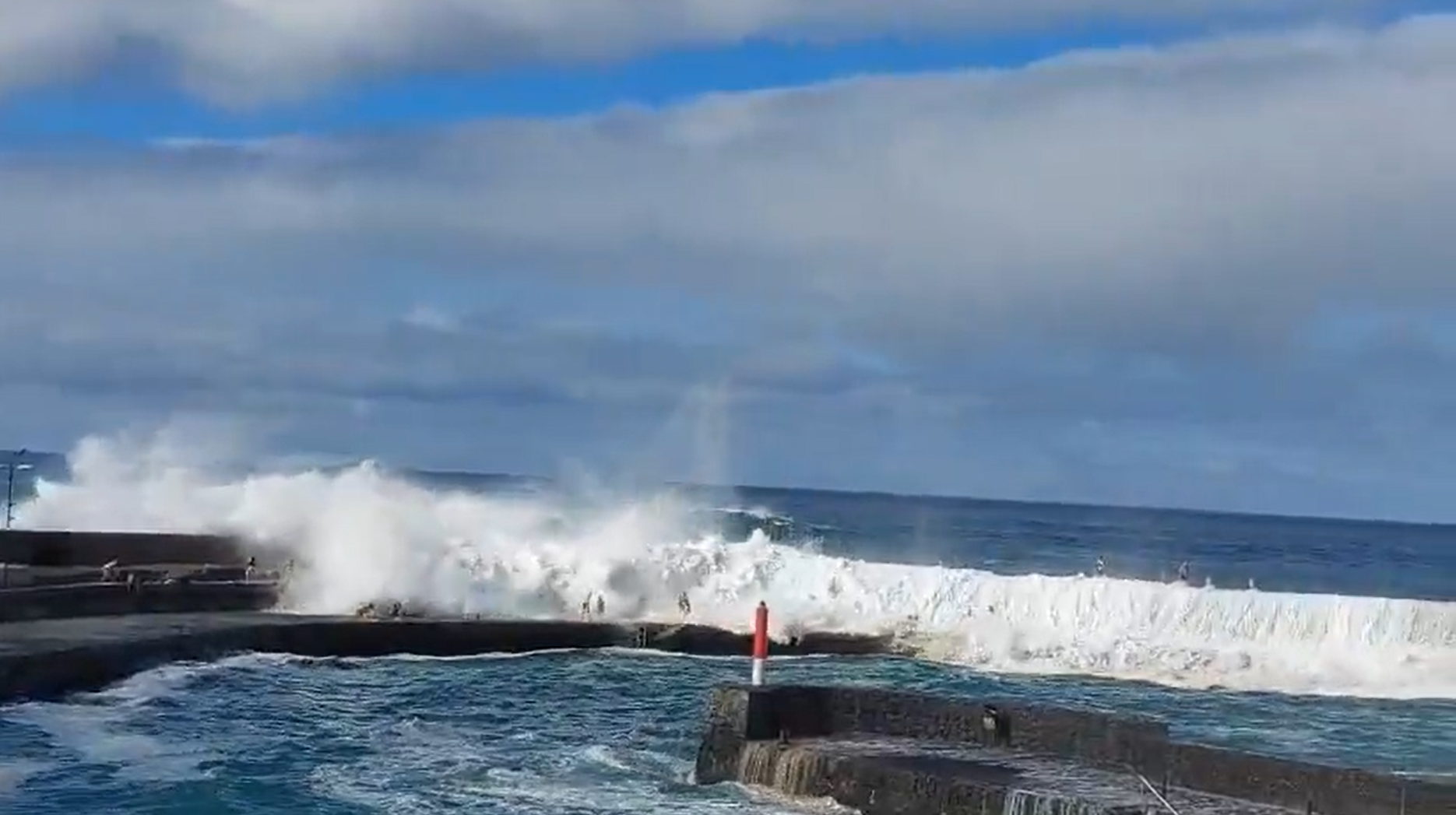 Τρεις νεκροί και 15 τραυματίες από τη σφοδρή θαλασσοταραχή στην Τενερίφη – Η στιγμή που κύμα παρασύρει περαστικούς (video)