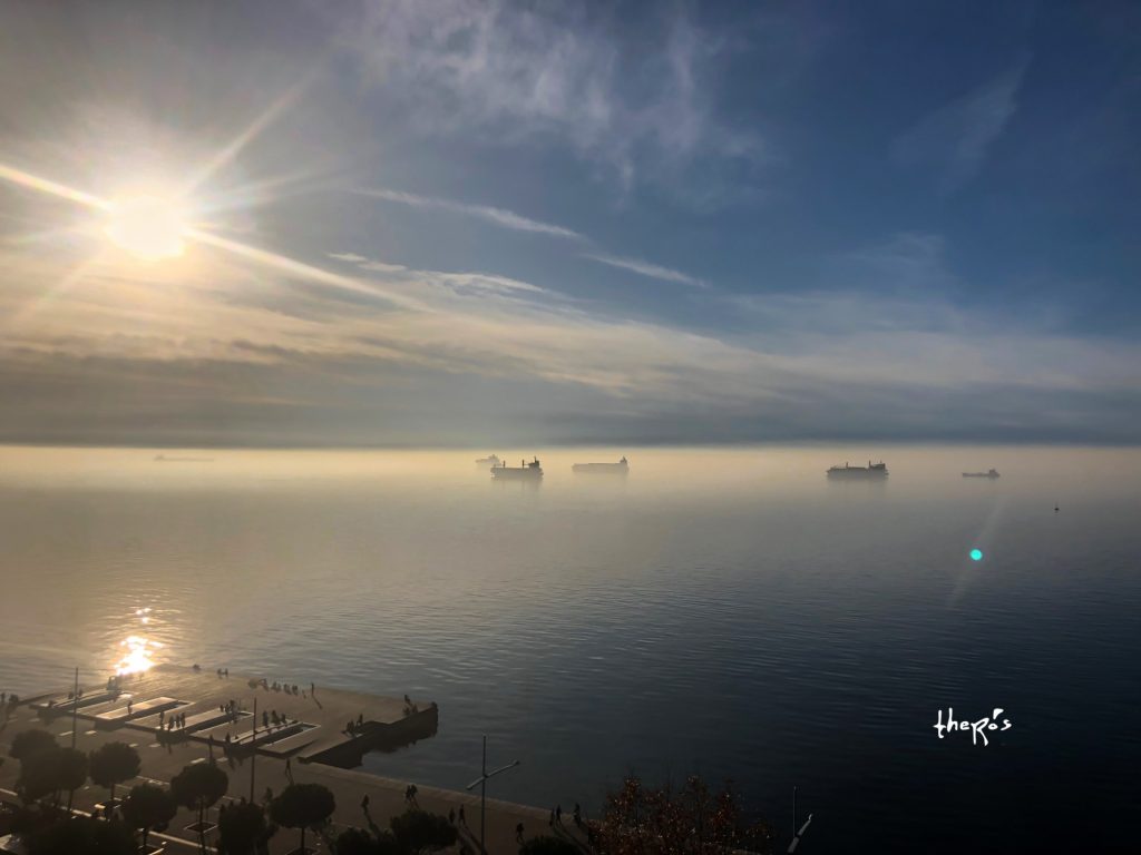 Θεσσαλονίκη: Οι «Αυτόπτες Μάρτυρες» με 20 καρέ του Θερμαϊκού – Έκθεση φωτογραφίας για καλό σκοπό στο καφέ-μπαρ «Θερμαϊκός»