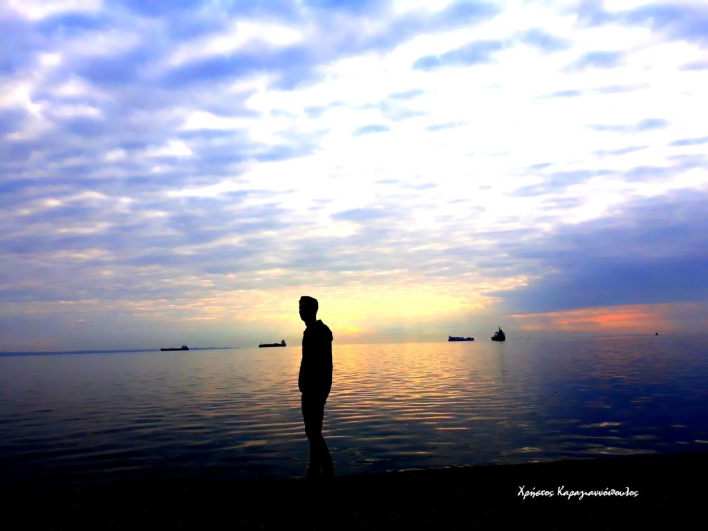 Θεσσαλονίκη: Οι «Αυτόπτες Μάρτυρες» με 20 καρέ του Θερμαϊκού – Έκθεση φωτογραφίας για καλό σκοπό στο καφέ-μπαρ «Θερμαϊκός»