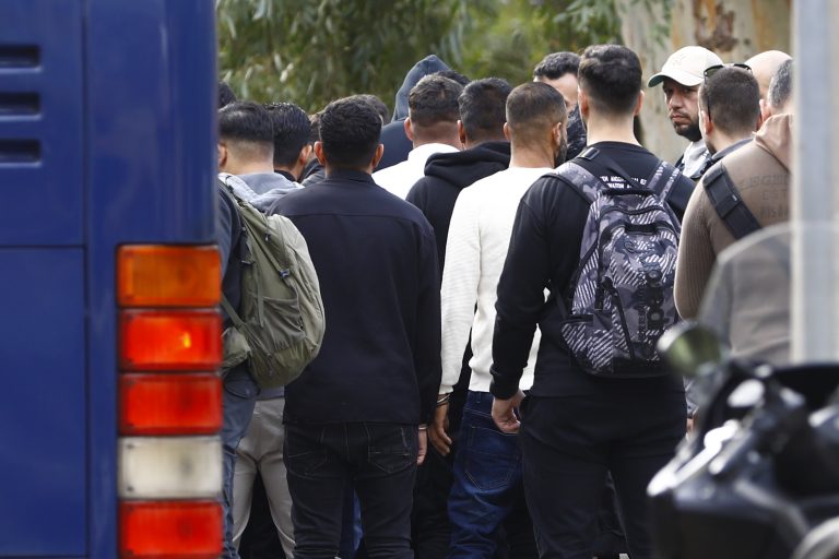 Στον ανακριτή είκοσι συλληφθέντες για τις τηλεφωνικές απάτες – Προφυλακίστηκαν ήδη πέντε κατηγορούμενοι