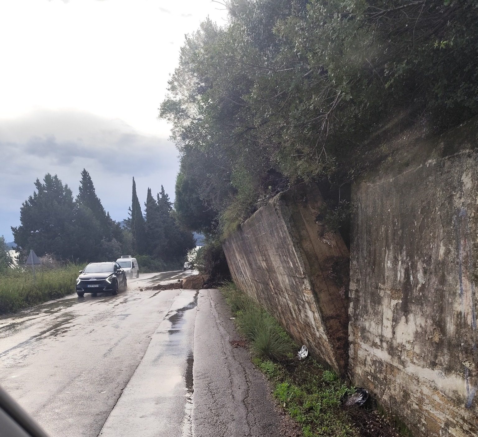 Κέρκυρα: Έπεσαν τοιχία στον Άη Γιάννη περιστερών – Προβλήματα στην κυκλοφορία