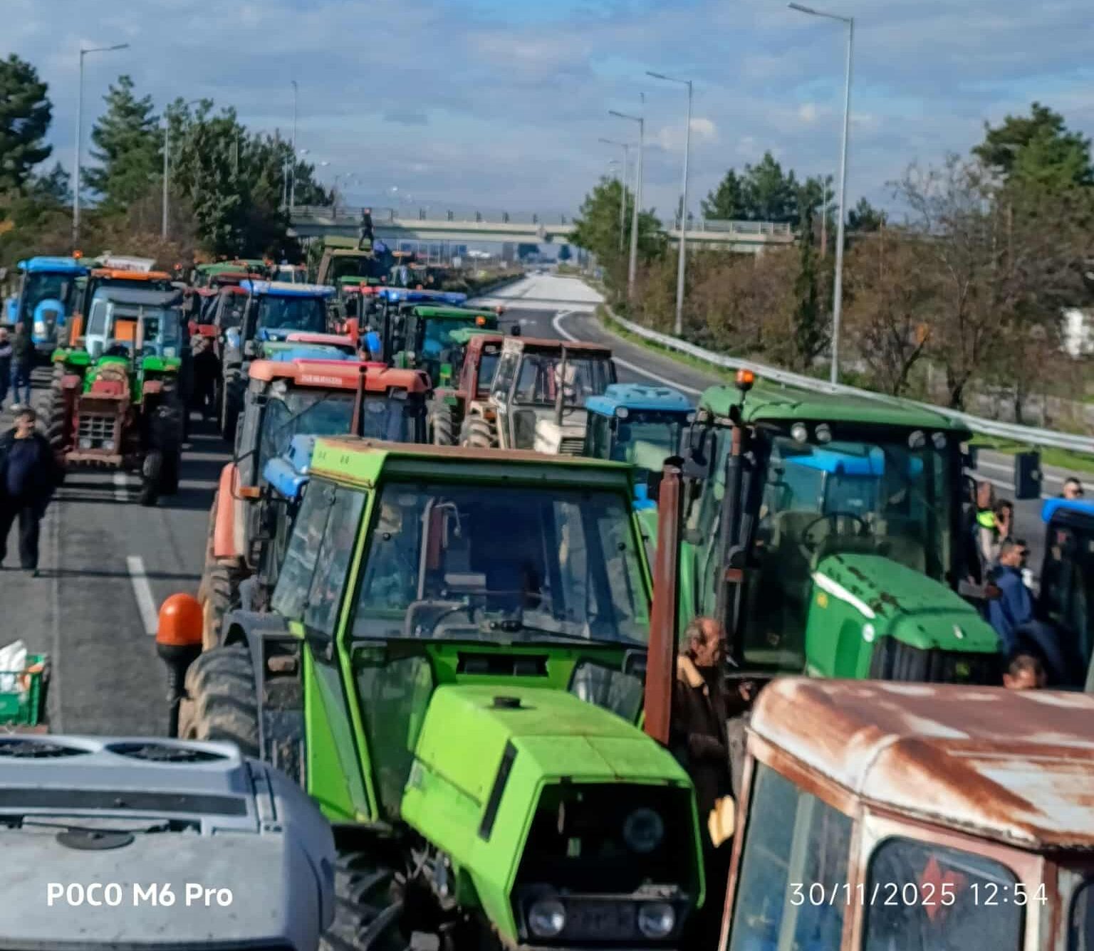 Αγροτικές κινητοποιήσεις: Ένταση και χημικά στον Πλατύκαμπο και τη Νίκαια – Στον Ε65 οι αγρότες της Καρδίτσας