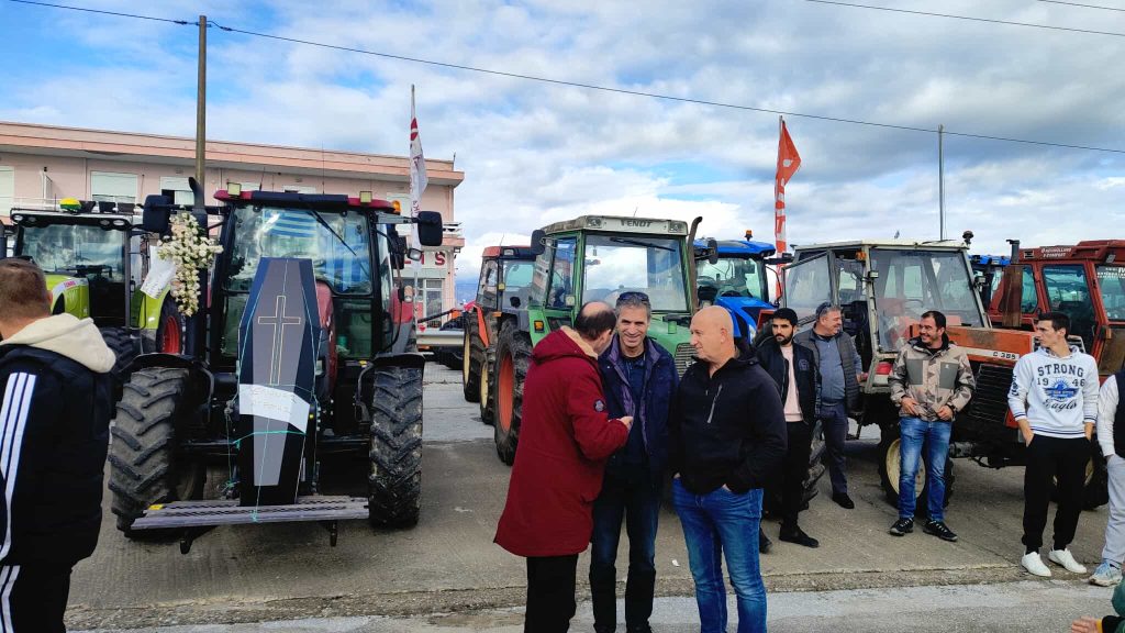 Παρέταξαν τα τρακτέρ τους οι αγρότες της Ροδόπης