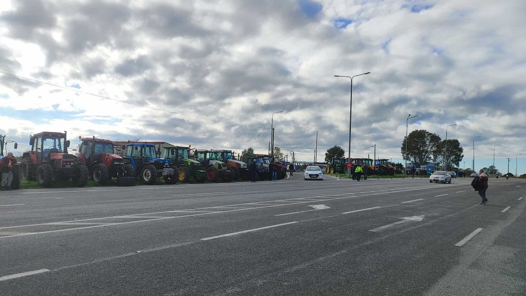 Παρέταξαν τα τρακτέρ τους οι αγρότες της Ροδόπης