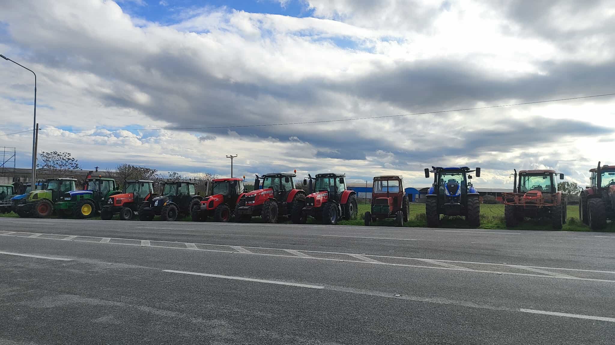 Παρέταξαν τα τρακτέρ τους οι αγρότες της Ροδόπης