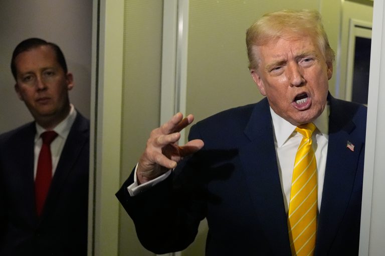 Τραμπ: Το Λονδίνο έχει γίνει τόσο επικίνδυνο που άνθρωποι μαχαιρώνονται στα οπίσθια – Νέα επίθεση κατά του Σαντίκ Καν