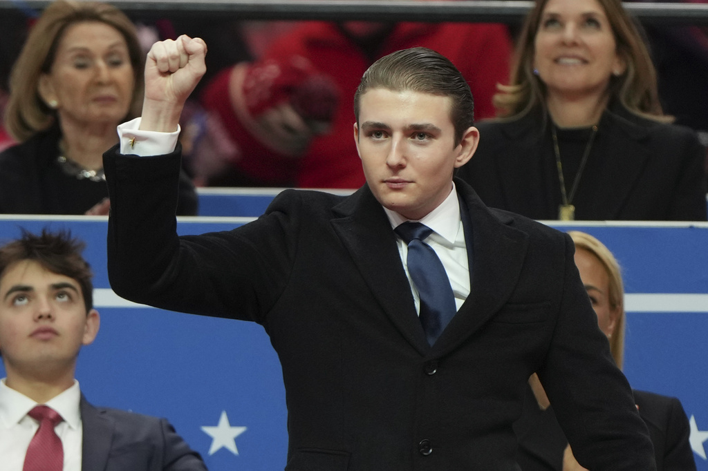 Λύθηκε το μυστήριο: Τι ψιθύρισε ο Μπάρον Τραμπ στον Τζο Μπάιντεν κατά την ορκωμοσία του πατέρα του