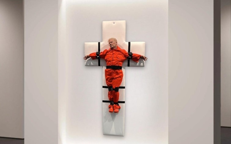 Ελβετία: Το άγαλμα του «εσταυρωμένου θανατοποινίτη» Ντόναλντ Τραμπ εκτίθεται στη Βασιλεία