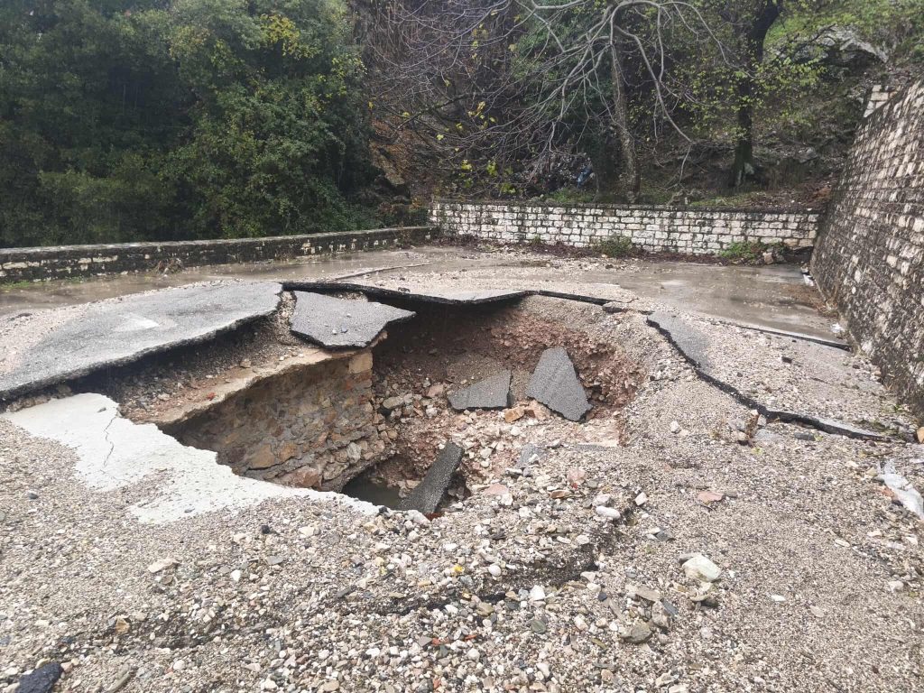 Αποκαταστάθηκαν οι ζημιές στις βασικές υποδομές των Τζουμέρκων- Προβλήματα σε τρεις γέφυρες και οδικό δίκτυο