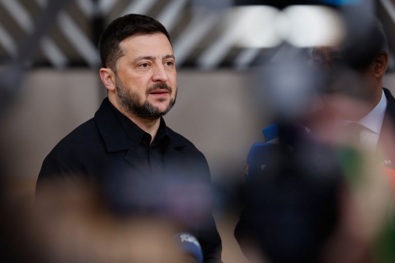 Το ειρηνευτικό σχέδιο των ΗΠΑ παρέλαβε ο Β. Ζελένσκι – Θα το συζητήσει με τον Ντ. Τραμπ