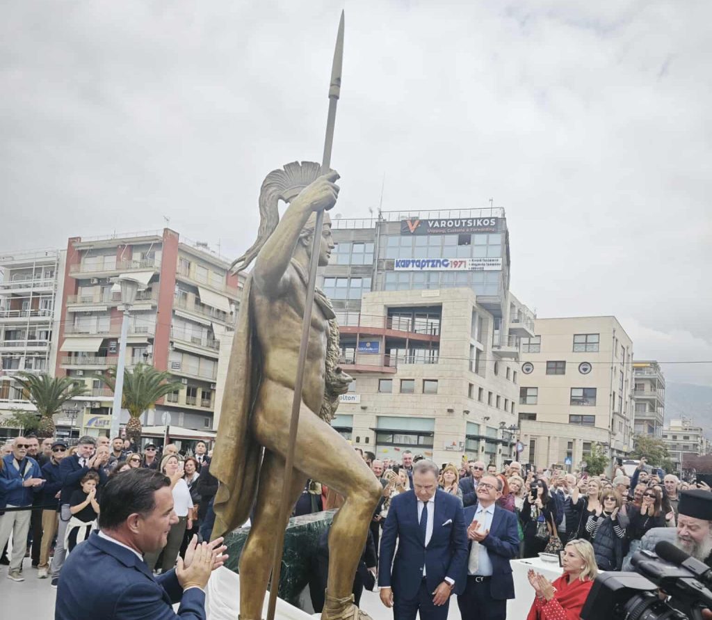 Εγκαινιάστηκε το άγαλμα του Ιάσωνα στον Βόλο, παρουσία του Υπουργού Υγείας Α. Γεωργιάδη