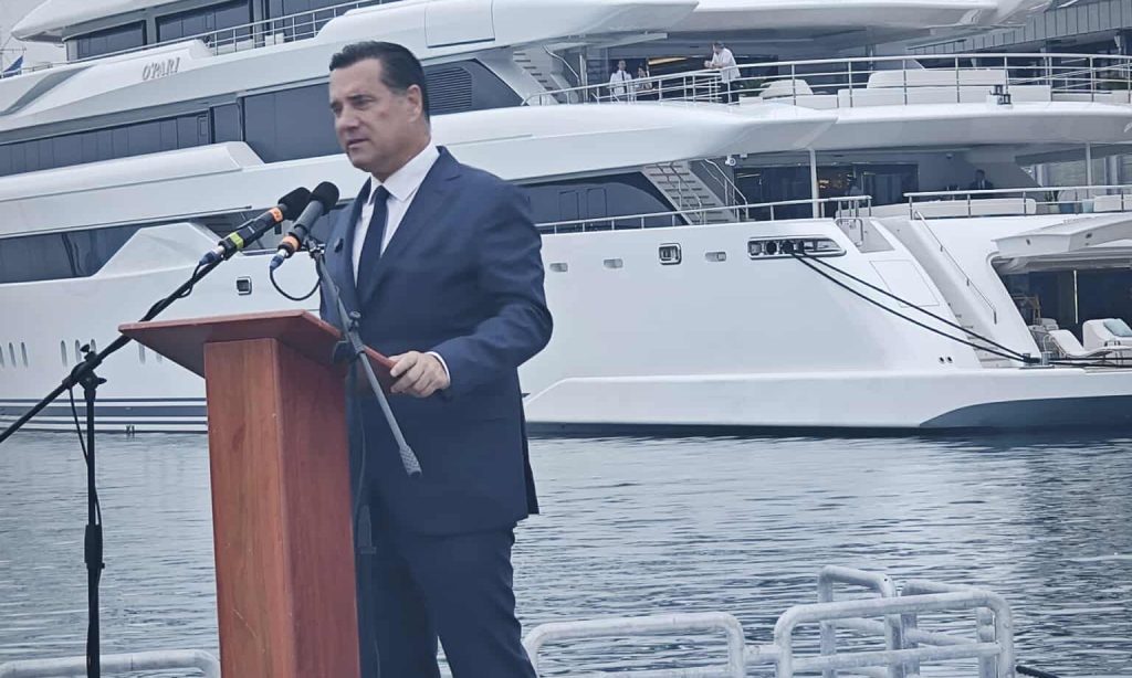 Εγκαινιάστηκε το άγαλμα του Ιάσωνα στον Βόλο, παρουσία του Υπουργού Υγείας Α. Γεωργιάδη