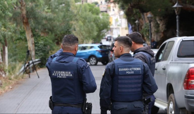 Παραδόθηκε ο αδερφός της 56χρονης που σκοτώθηκε στα Βορίζια – Eκκρεμούσε ένταλμα σε βάρος του