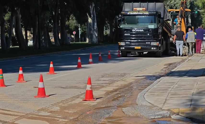 Βουλιαγμένη: Kαθίζηση οδοστρώματος λόγω θραύσης αγωγού της ΕΥΔΑΠ – Κλειστές λωρίδες