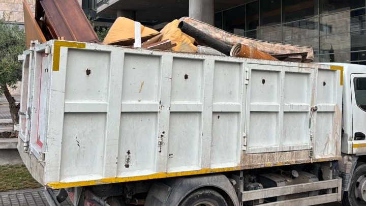 Θεσσαλονίκη: Πέντε φορτηγά γέμισαν με πεταμένα στους δρόμους ογκώδη αντικείμενα μέσα σε 90 λεπτά, στο πλαίσιο της δράσης «Μπάζα στο Μηδέν»