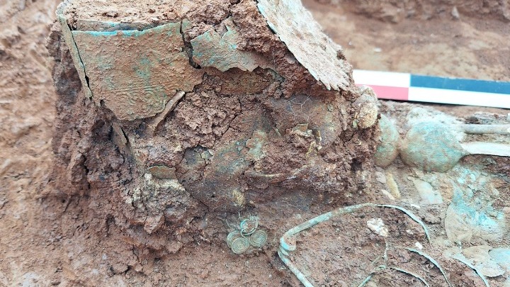 ΥΠΠΟ: Η αρχόντισσα με το ανεστραμμένο διάδημα – Εντυπωσιακές ταφές των αρχαϊκών χρόνων στην Φθιώτιδα