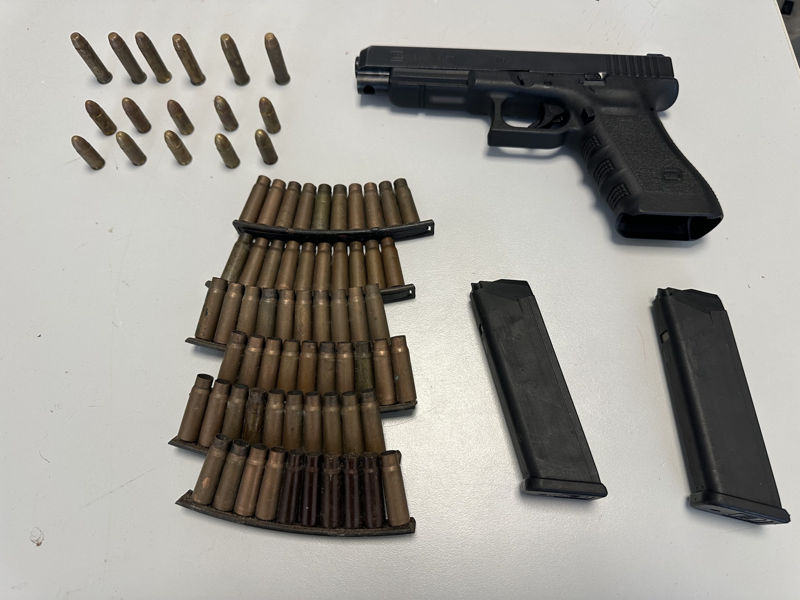 Ρέθυμνο: Αστυνομική επιχείρηση μετά από καταγγελία για άσκοπους πυροβολισμούς – Πέντε συλλήψεις και δεκάδες όπλα