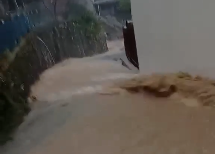 Άρτα: Χείμαρρος περνά μέσα από το χωριό Μελισσουργοί