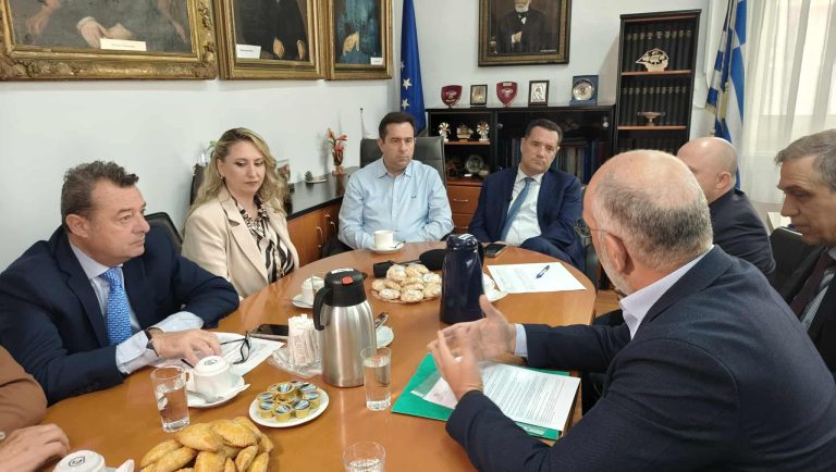 Χίος: Επίσκεψη Α. Γεωργιάδη – Συγκέντρωση διαμαρτυρίας υγειονομικών και πολιτών, του έθεσαν τα προβλήματα