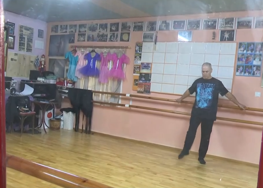 Σάββας Χολίδης: Ο σιδηρουργός από τη Γερακαρού που “σπάει”…χορευτικά τα στερεότυπα