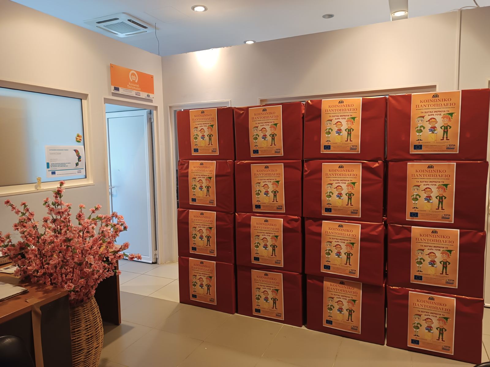 «Τα ξωτικά φέρνουν τα δώρα τους» σε σχολεία του Δήμου Ωραιοκάστρου για να στηρίξουν ευάλωτες κοινωνικές ομάδες