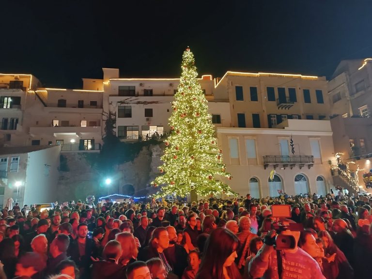 Χανιά: Φαντασμαγορικό το άναμμα του Χριστουγεννιάτικου δένδρου στο Ενετικό λιμάνι