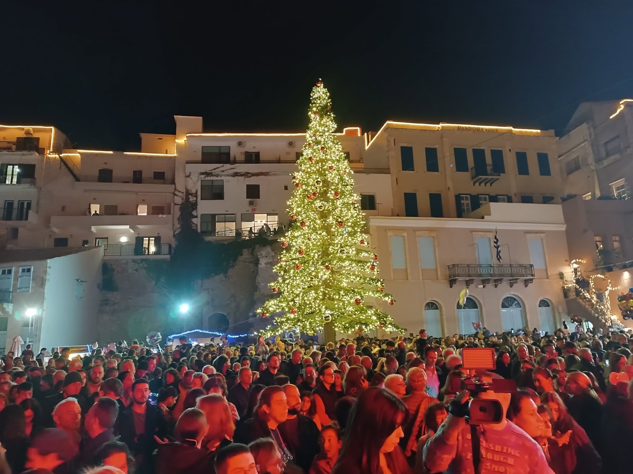 Χανιά: Φαντασμαγορικό το άναμμα του Χριστουγεννιάτικου δένδρου στο Ενετικό λιμάνι