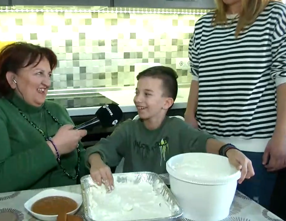 Σουφλί: Παιδάκι δημοτικού με σύνδρομο Guillain-Barre φτιάχνει γλυκά για το μαγαζί του θείου του