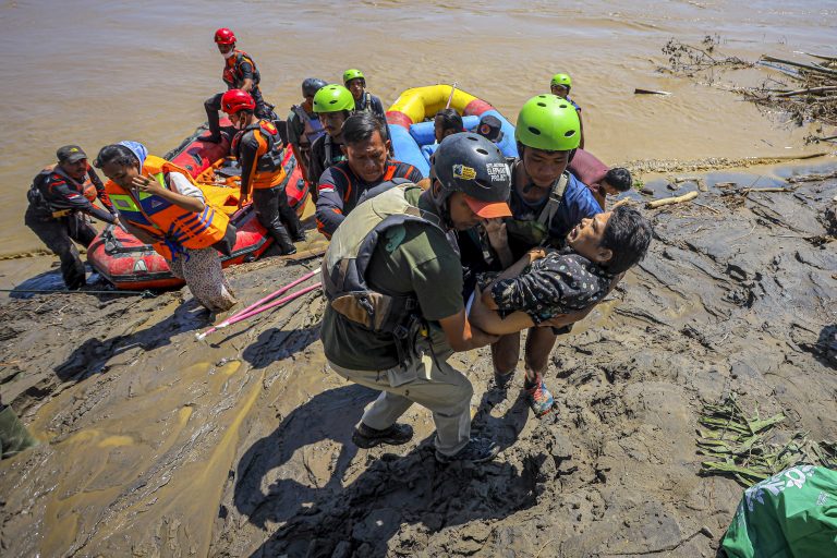 Iνδονησία: Toυλάχιστον 950 νεκροί, 5.000 τραυματίες και 274 αγνοούμενοι από πλημμύρες και κατολισθήσεις