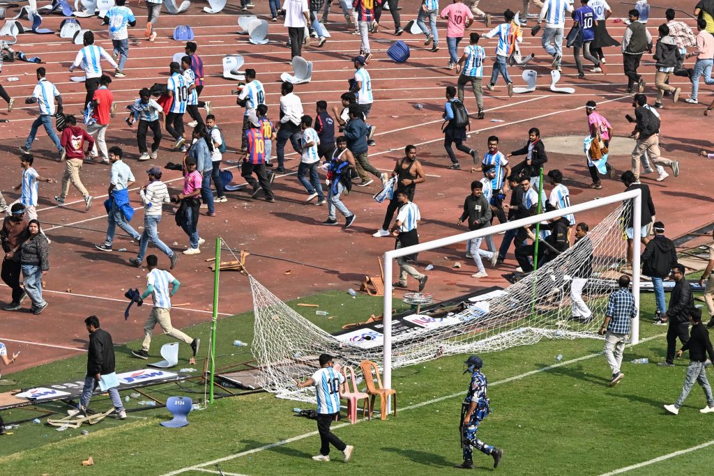 Σκηνές χάους από εξαγριωμένους οπαδούς στην Ινδία που δεν κατάφεραν να δουν τον Μέσι από κοντά