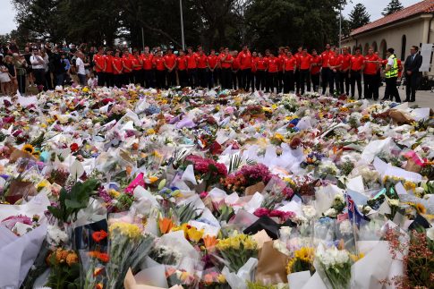 «Οι άνθρωποι ζητούν απαντήσεις και φοβούνται»: Μαρτυρίες ομογενών στο ΕΡΤnews για την πολύνεκρη επίθεση στο Σίδνεϊ 