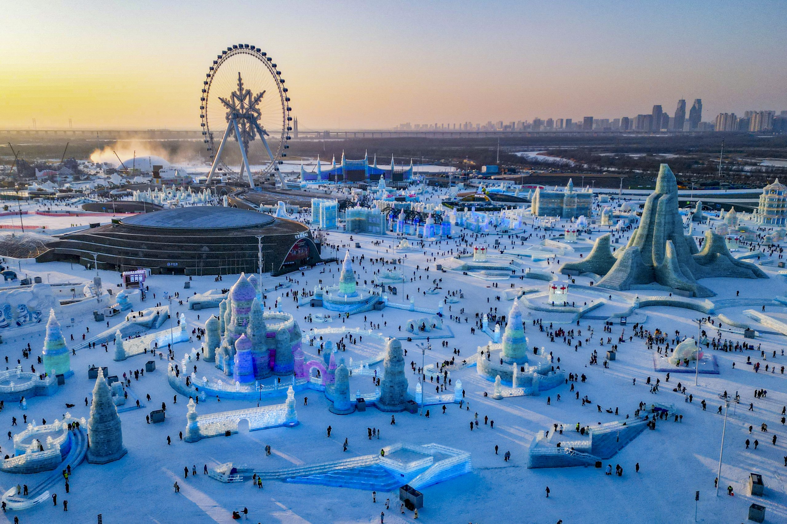 CHINA-LIFESTYLE Κίνα: Άνοιξε στη Χαρμπίν το μεγαλύτερο θεματικό πάρκο πάγου στον κόσμο