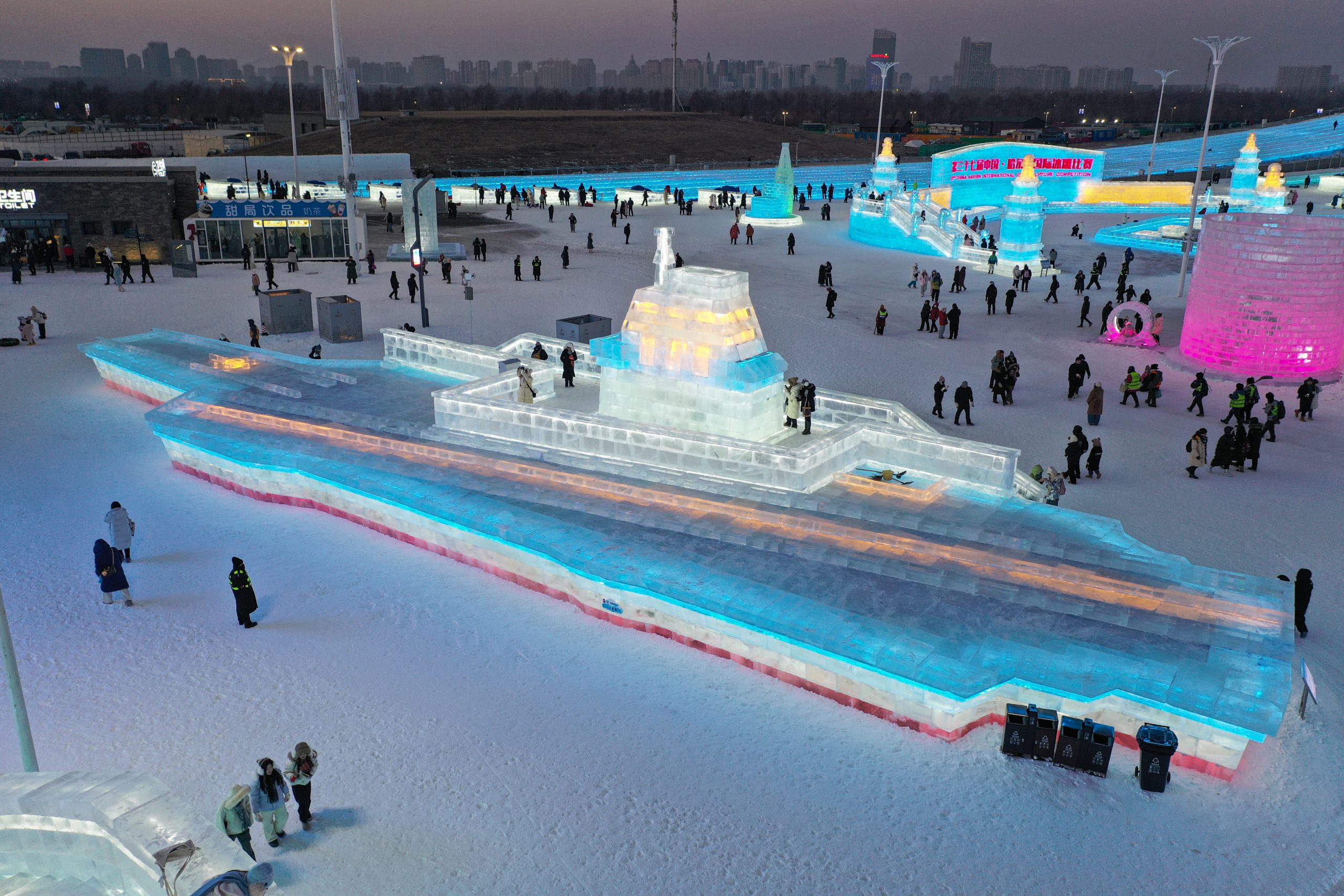 CHINA-LIFESTYLE Κίνα: Άνοιξε στη Χαρμπίν το μεγαλύτερο θεματικό πάρκο πάγου στον κόσμο