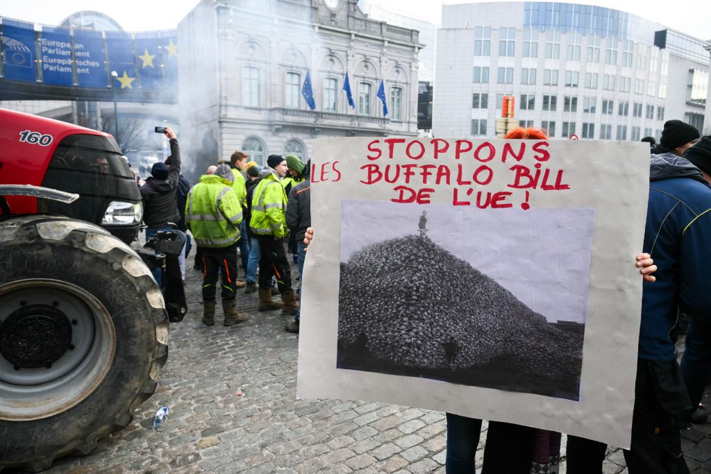 Live εικόνα: Πεδίο μάχης μεταξύ αγροτών και αστυνομίας οι Βρυξέλλες: Επεισόδια, φωτιές και δακρυγόνα έξω από το Ευρωπαϊκό Κοινοβούλιo