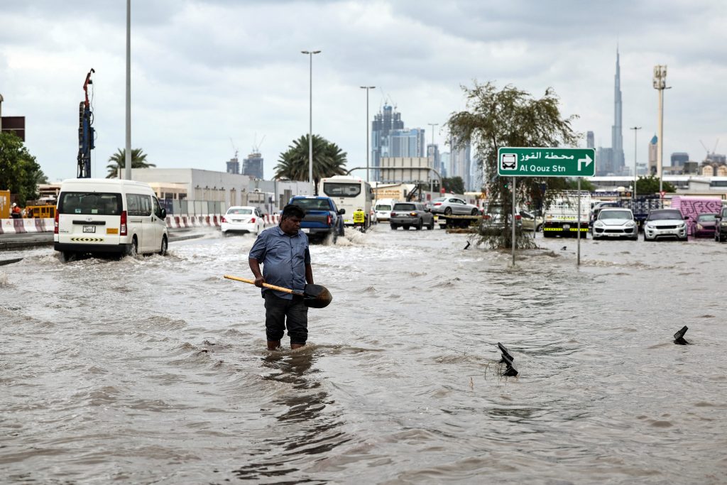 Πλημμύρες από ιστορικά ύψη βροχής στο Ντουμπάι – Προειδοποιήσεις προς τους κατοίκους